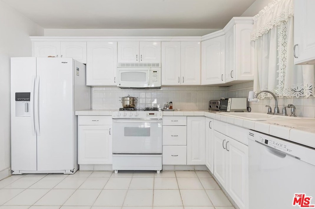 216 La Peer Dr, Beverly Hills CA  90211-1612 exterior