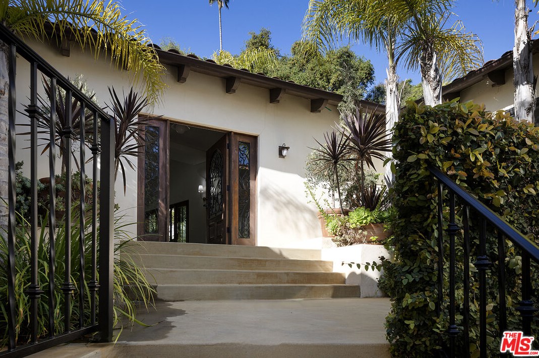 5510 Red Oak Dr, Los Angeles, CA 90068-2551