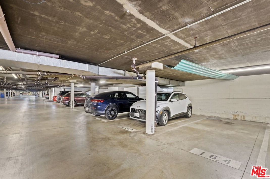 950 Kings Rd, Los Angeles CA  90069-4322 exterior