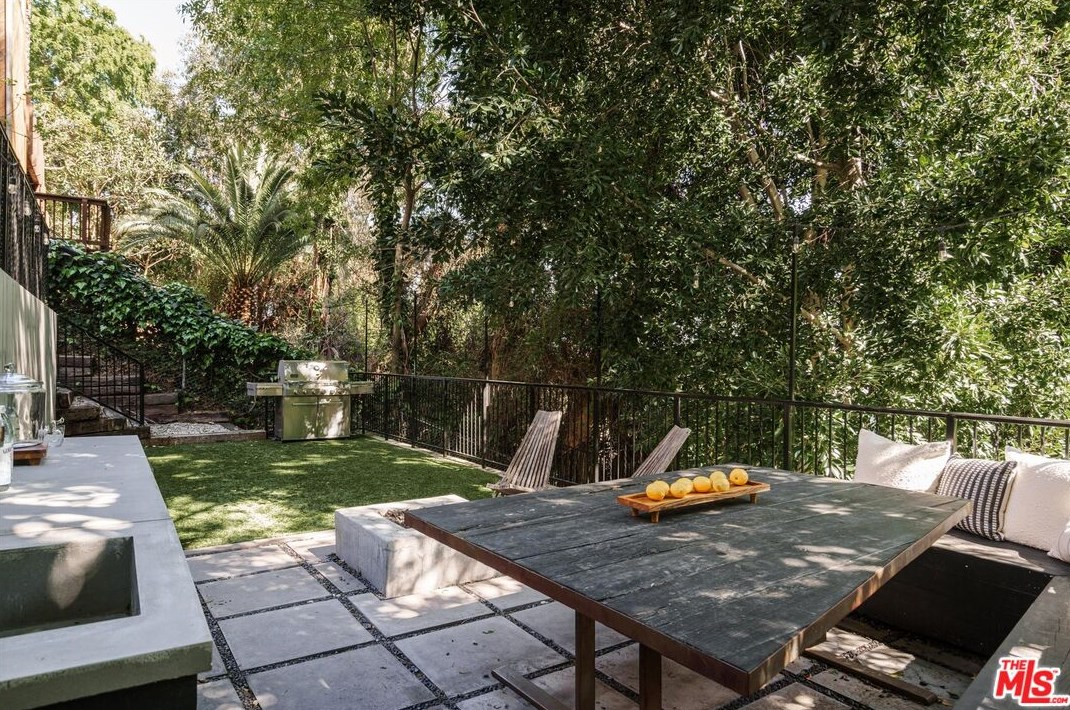 3656 Lowry Rd, Los Angeles CA  90027-1436 exterior