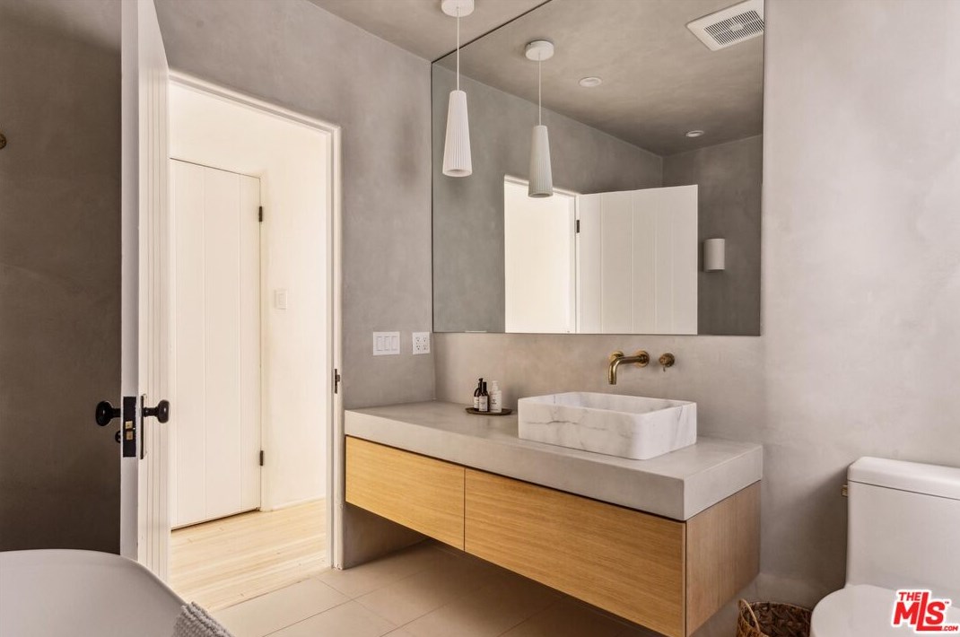 3656 Lowry Rd, Los Angeles CA  90027-1436 exterior