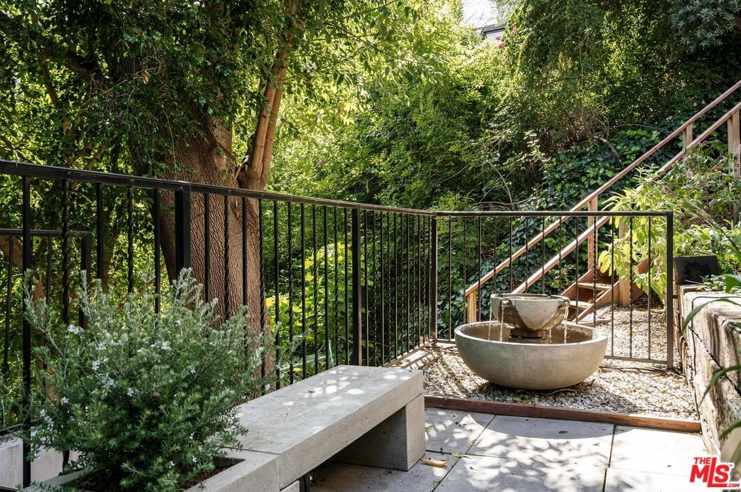 3656 Lowry Rd, Los Angeles CA  90027-1436 exterior