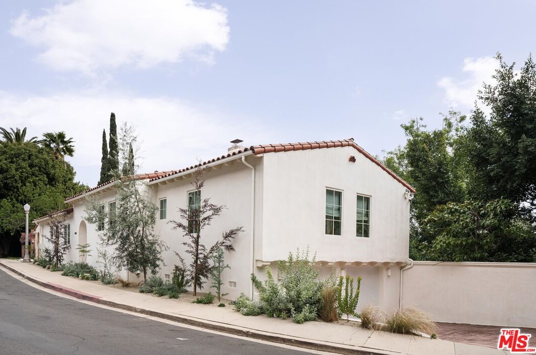 3656 Lowry Rd, Los Angeles CA  90027-1436 exterior