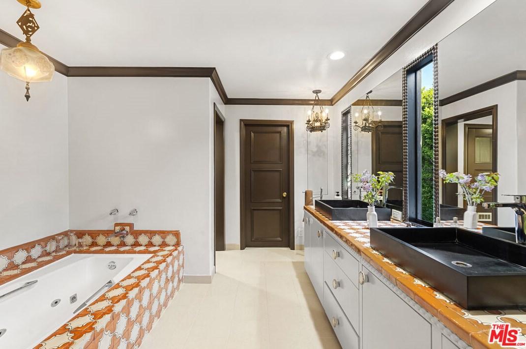 624 Arden Dr, Beverly Hills CA  90210-3511 exterior