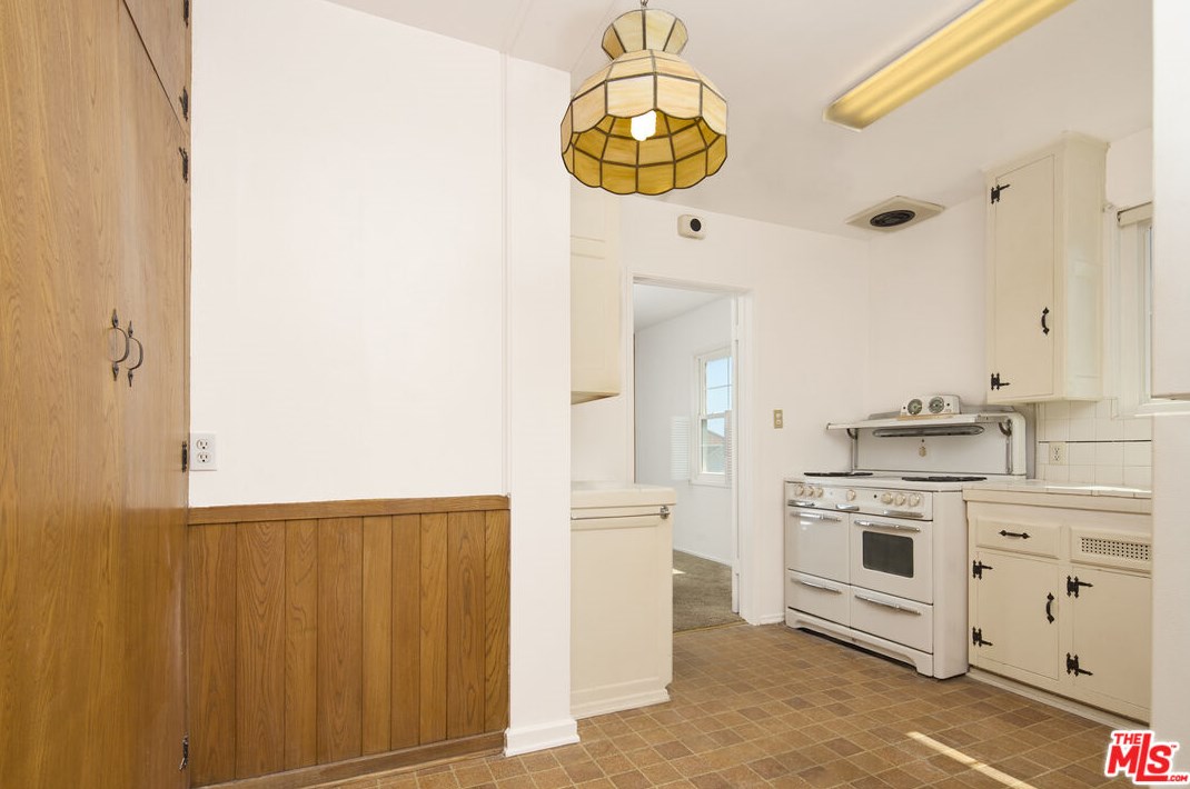 12321 Stanwood Dr, Los Angeles CA  90066-1056 exterior