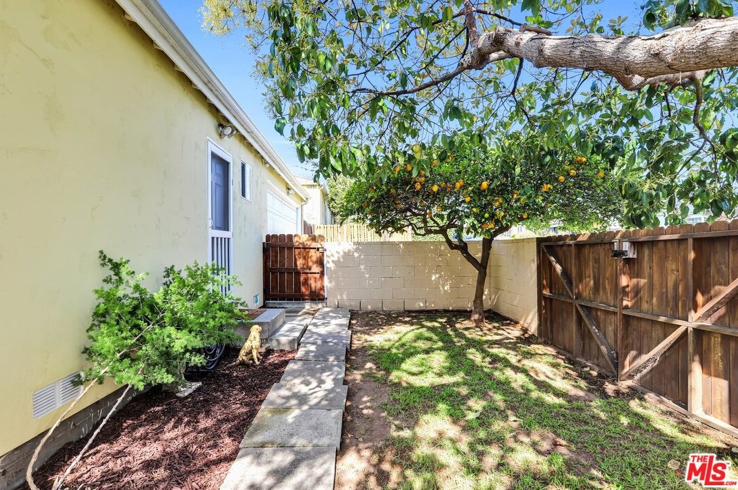 8320 Bleriot Ave, Los Angeles CA  90045-3025 exterior