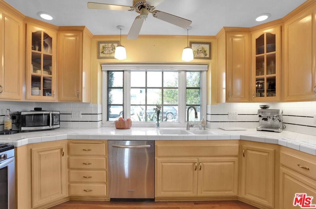 8320 Bleriot Ave, Los Angeles CA  90045-3025 exterior