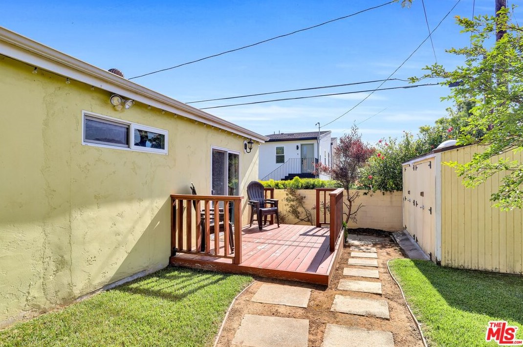 8320 Bleriot Ave, Los Angeles CA  90045-3025 exterior