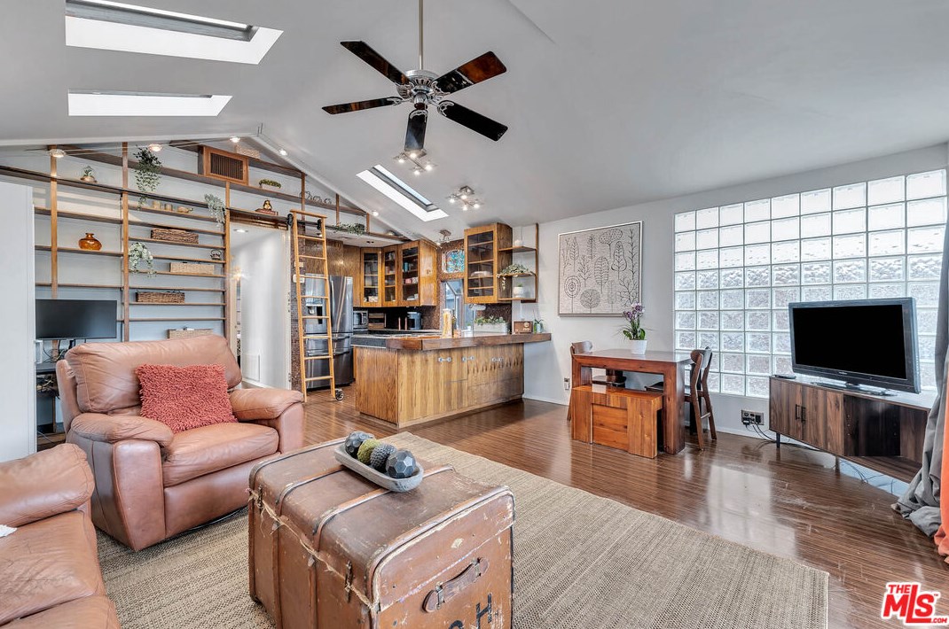5629 Whitnall Hwy, North Hollywood, CA 91601