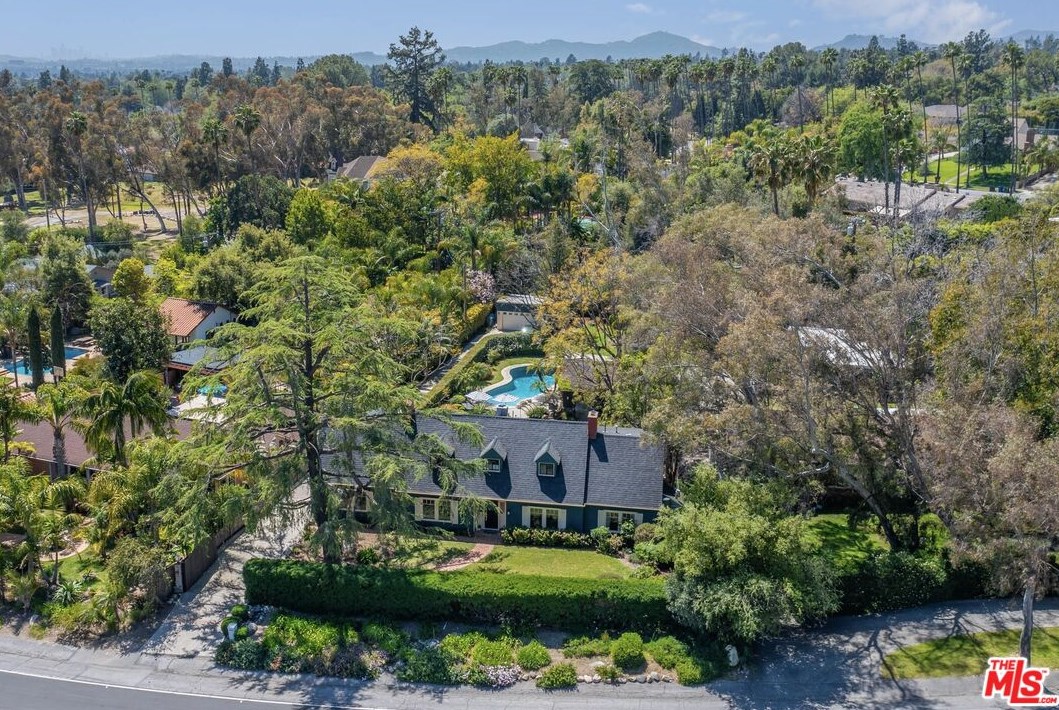 2555 N Altadena Dr, Altadena, CA 91001