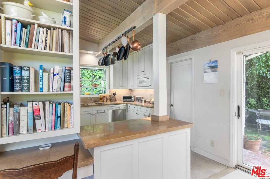 2430 Rinconia Dr, Los Angeles CA  90068-2222 exterior