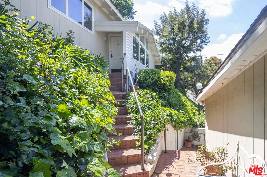 2430 Rinconia Dr, Los Angeles CA  90068-2222 exterior