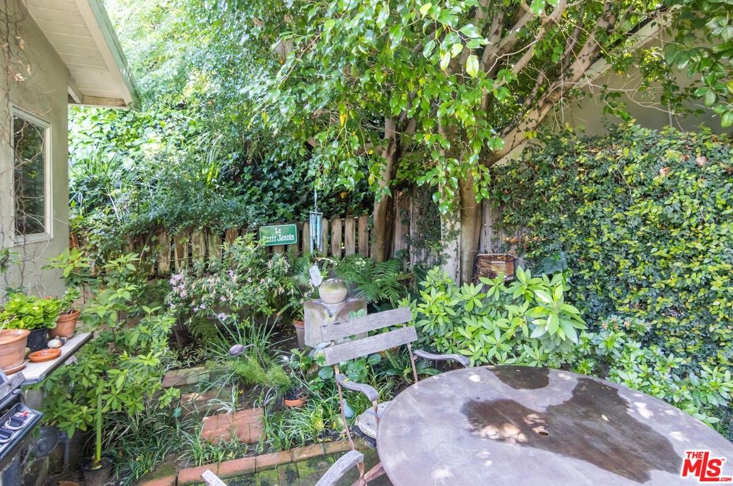 2430 Rinconia Dr, Los Angeles CA  90068-2222 exterior