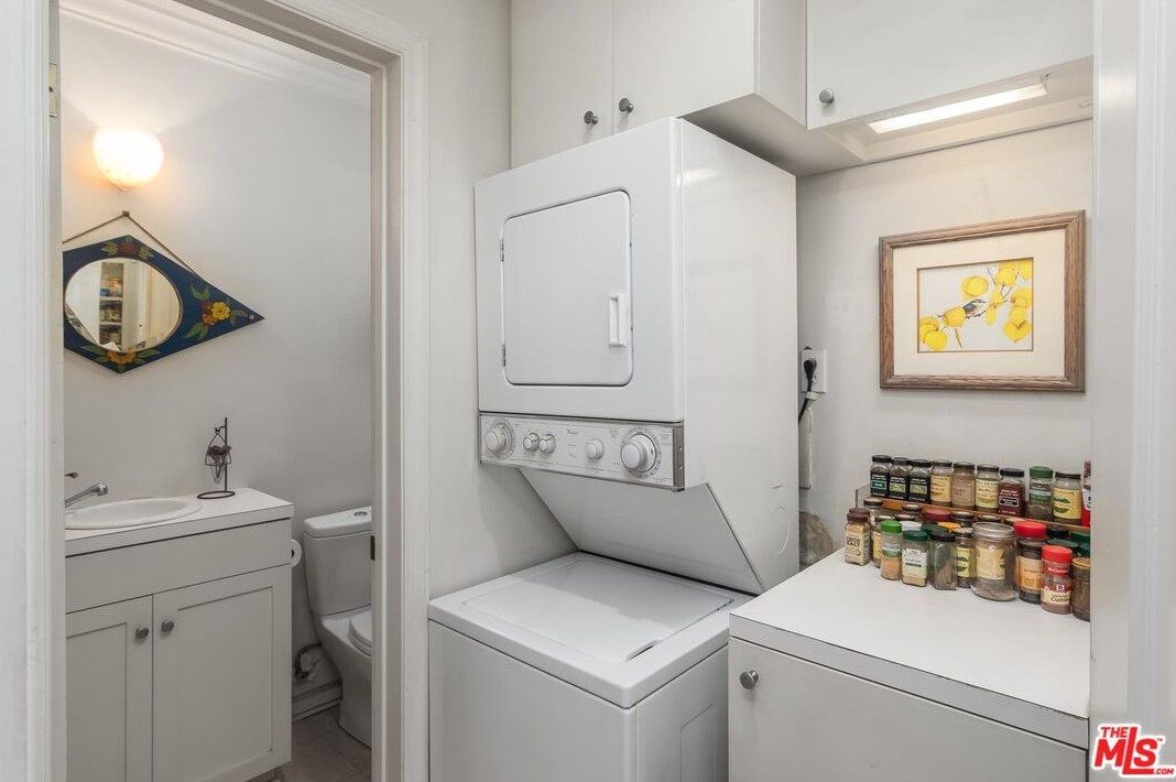 2430 Rinconia Dr, Los Angeles CA  90068-2222 exterior