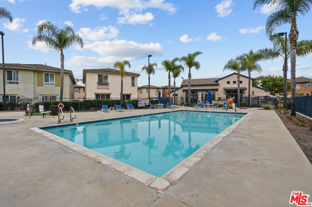 2596 Griffith Ct, Hawthorne CA  90250-1662 exterior