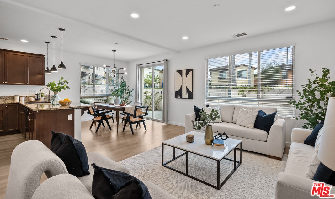 2596 Griffith Ct, Hawthorne CA  90250-1662 exterior