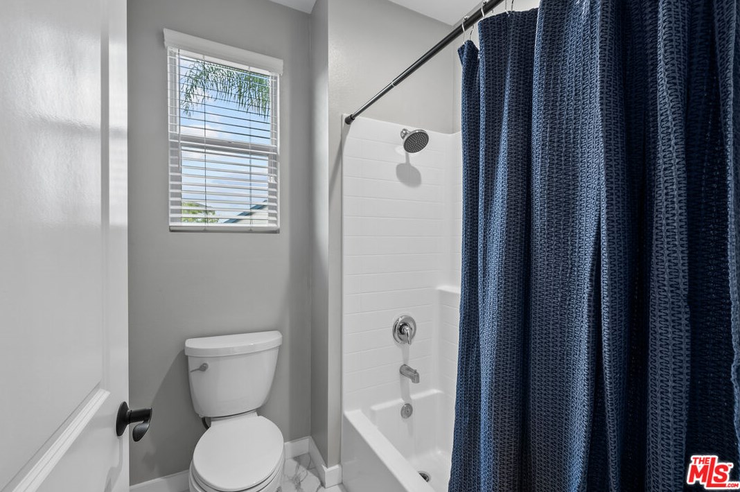 2596 Griffith Ct, Hawthorne CA  90250-1662 exterior