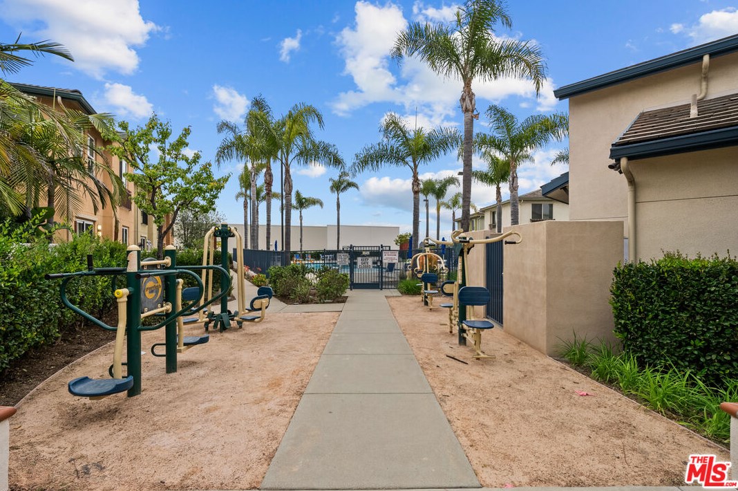 2596 Griffith Ct, Hawthorne CA  90250-1662 exterior