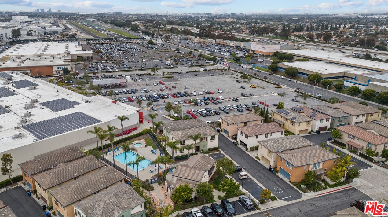 2596 Griffith Ct, Hawthorne CA  90250-1662 exterior