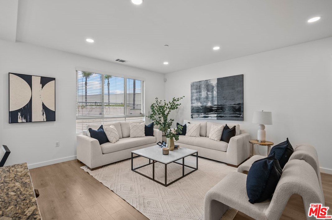 2596 Griffith Ct, Hawthorne CA  90250-1662 exterior