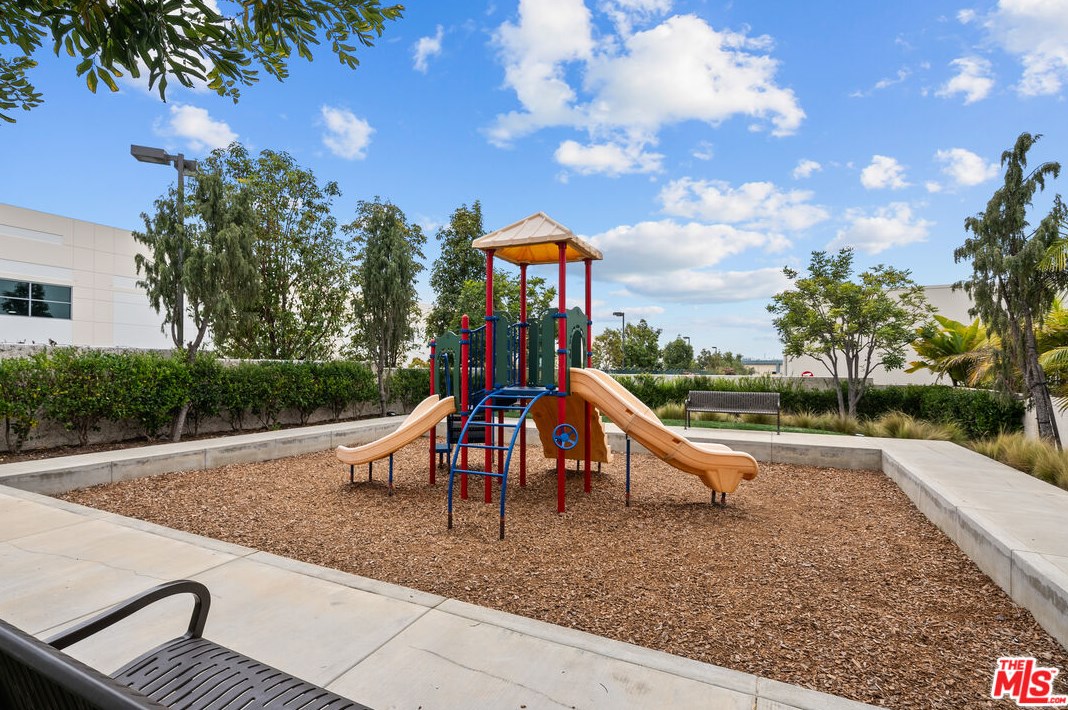 2596 Griffith Ct, Hawthorne CA  90250-1662 exterior