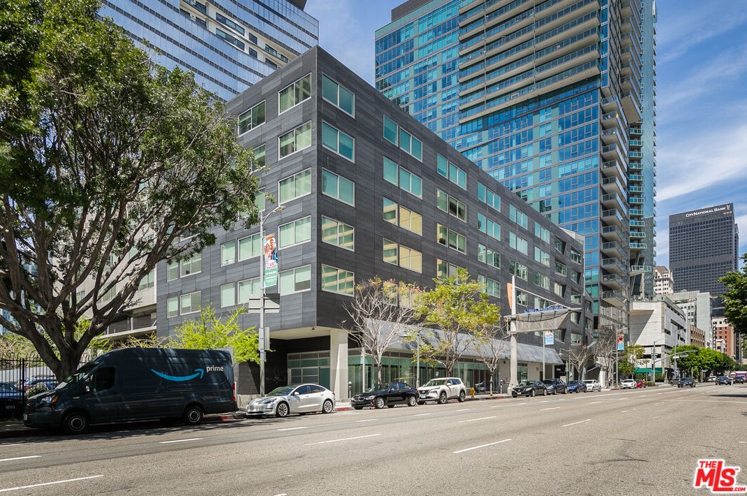 901 Flower St, Los Angeles CA  90015-1419 exterior
