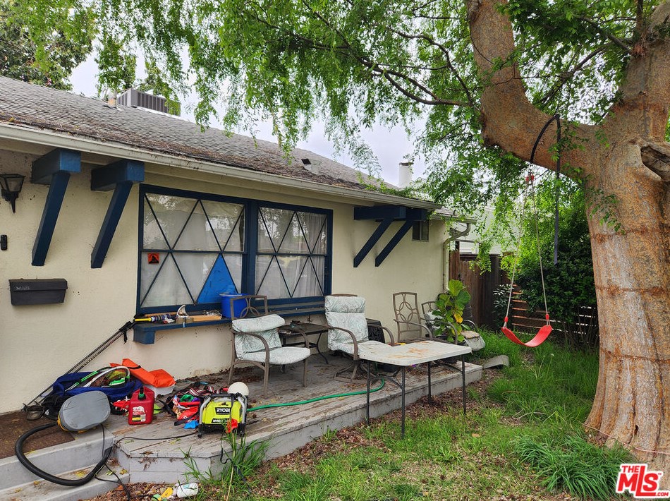 15048 Marlin Pl, Van Nuys, CA 91405-3552