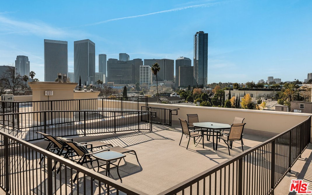 137 Spalding Dr, Beverly Hills CA  90212-1809 exterior