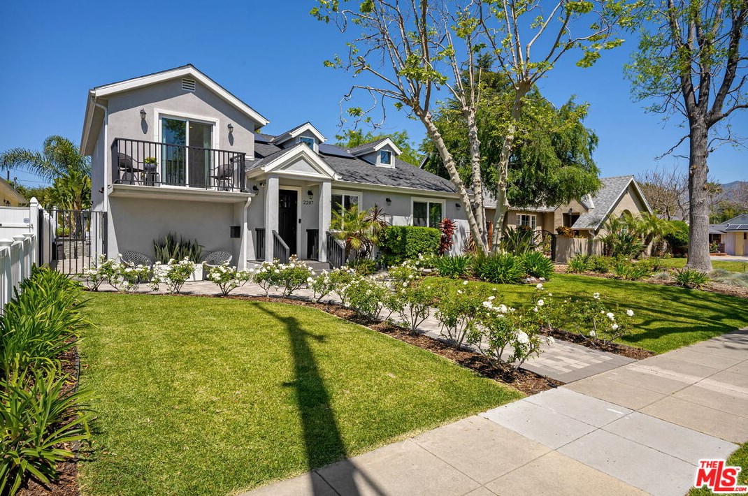 2207 W Clark Ave, Burbank, CA 91506