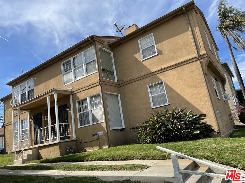 8253 Crenshaw Dr, Inglewood, CA 90305-1631