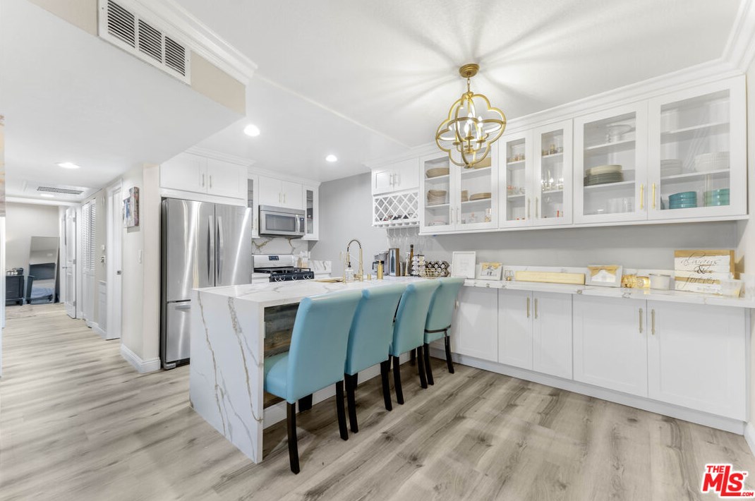 7045 Woodley Ave #104, Van Nuys, CA 91406