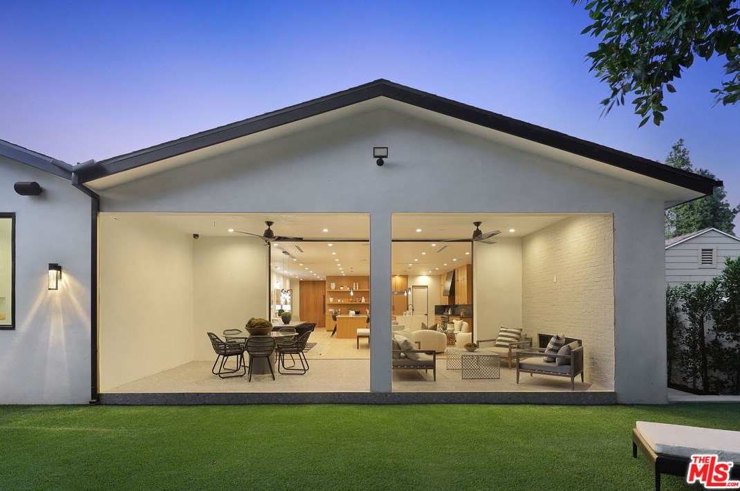 15442 Camarillo St, Van Nuys CA  91403-1039 exterior