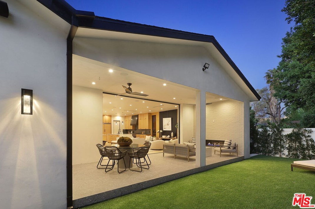 15442 Camarillo St, Van Nuys CA  91403-1039 exterior
