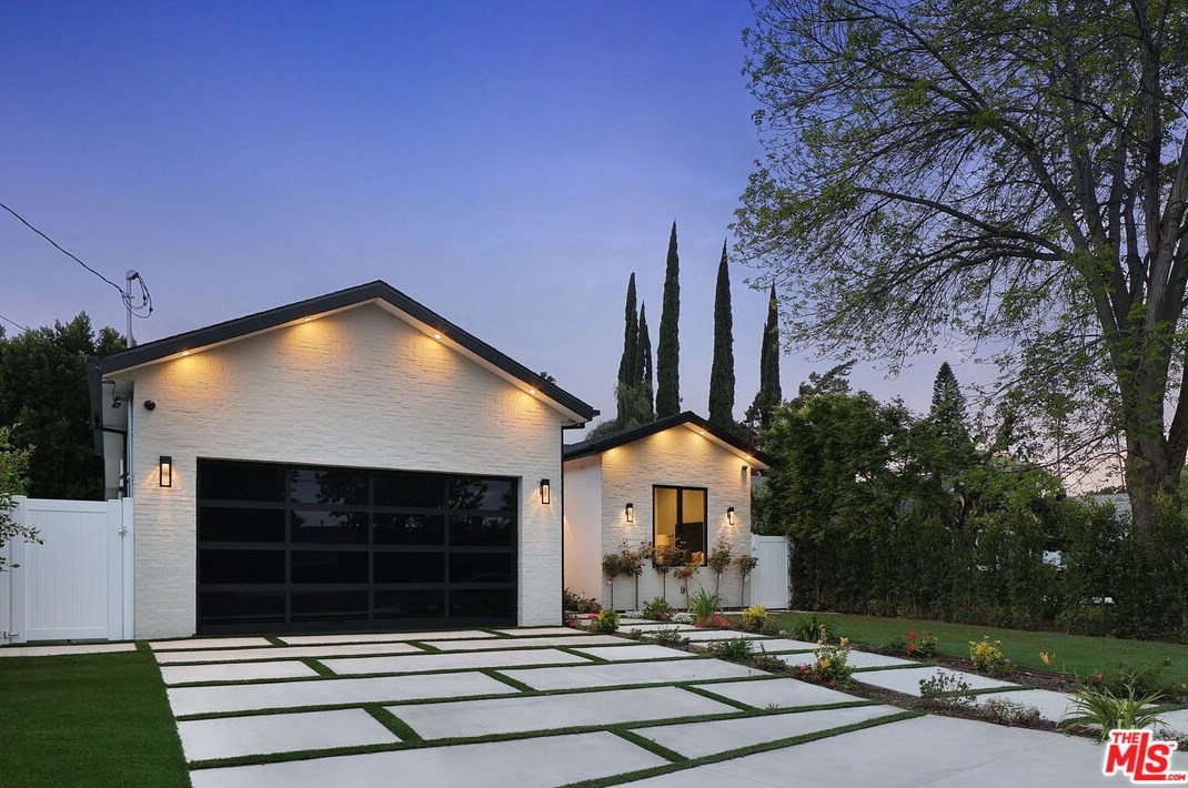 15442 Camarillo St, Van Nuys CA  91403-1039 exterior