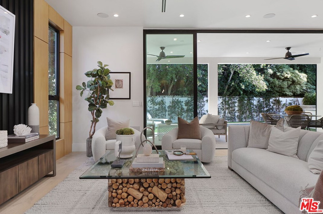 15442 Camarillo St, Van Nuys CA  91403-1039 exterior