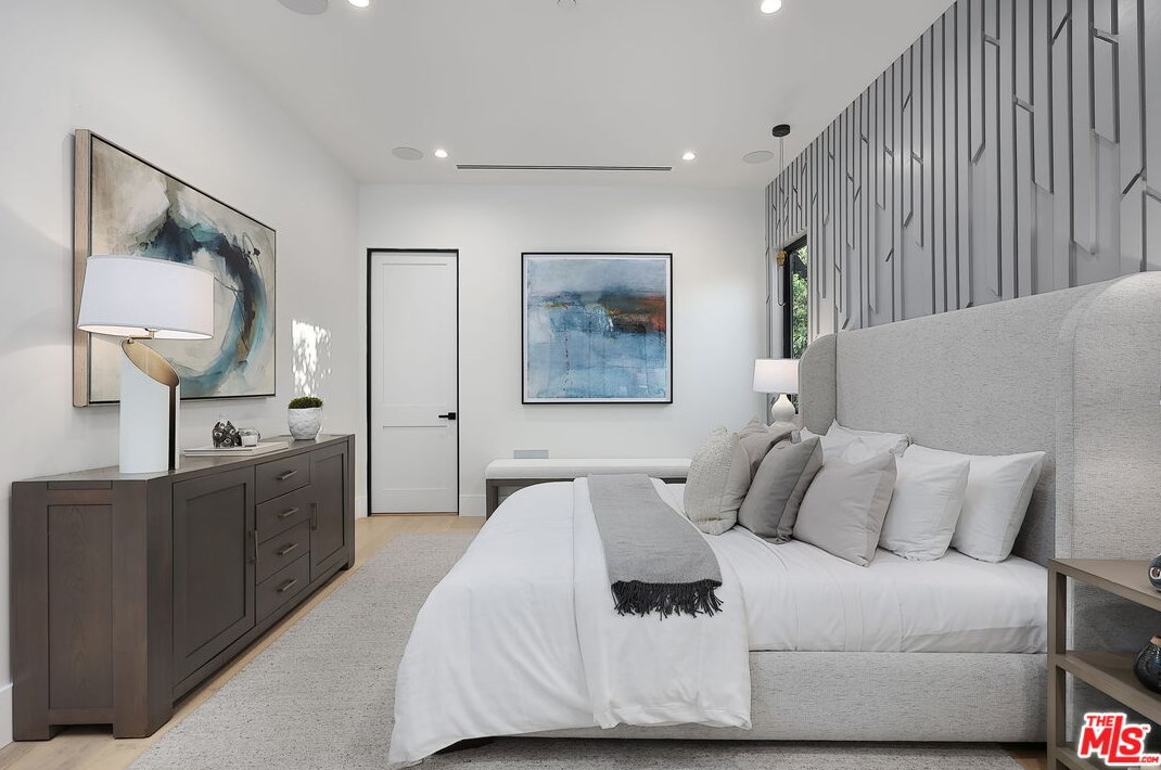 15442 Camarillo St, Van Nuys CA  91403-1039 exterior