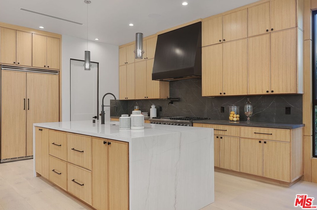 15442 Camarillo St, Van Nuys CA  91403-1039 exterior