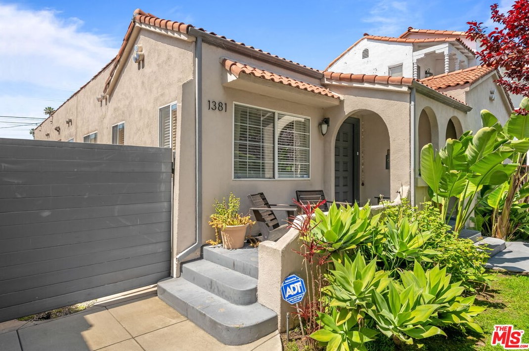 1379 Orange Dr, Los Angeles, CA 90019-2903