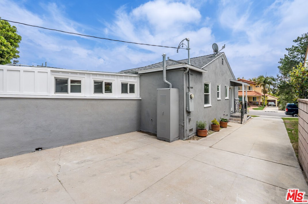 7807 Naylor Ave, Los Angeles CA  90045-2908 exterior