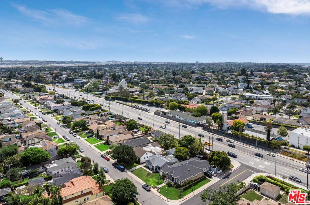 7807 Naylor Ave, Los Angeles CA  90045-2908 exterior
