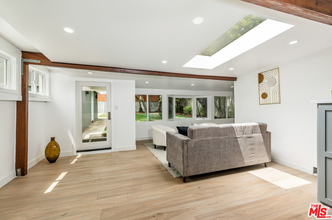 7807 Naylor Ave, Los Angeles CA  90045-2908 exterior
