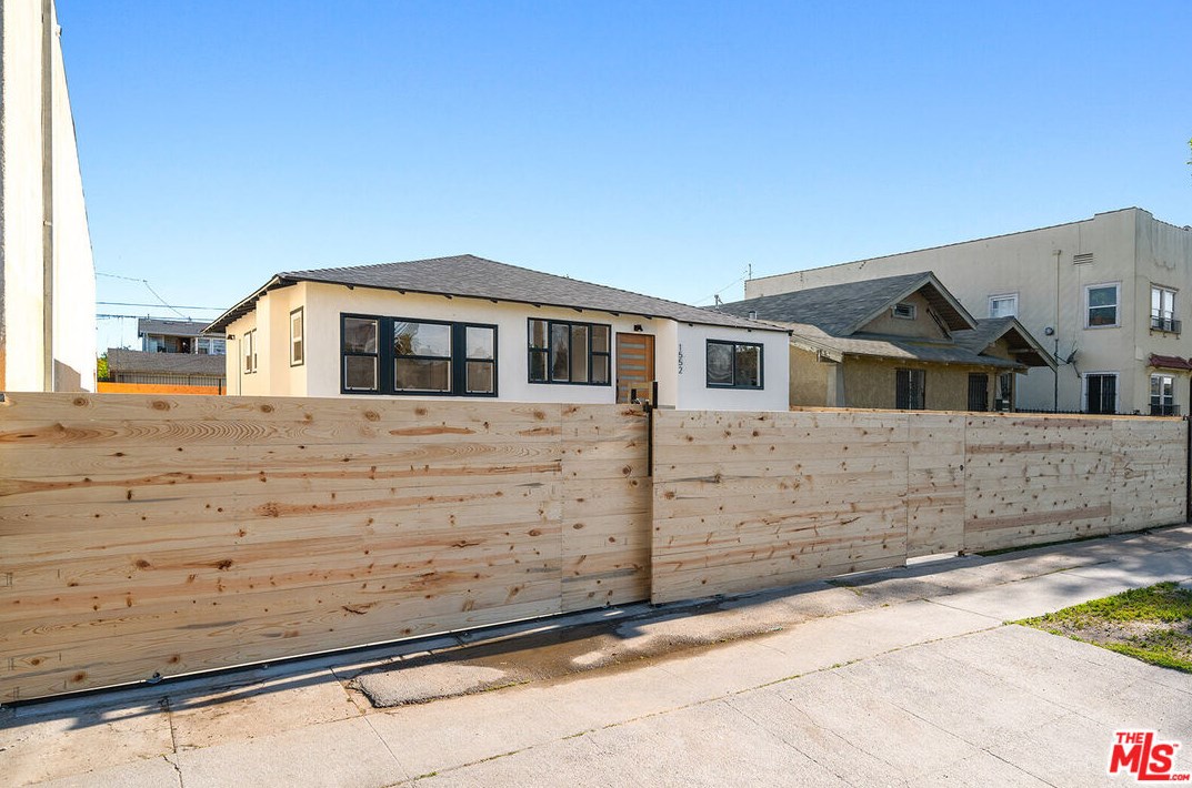1552 Vernon Ave, Los Angeles, CA 90062-3831