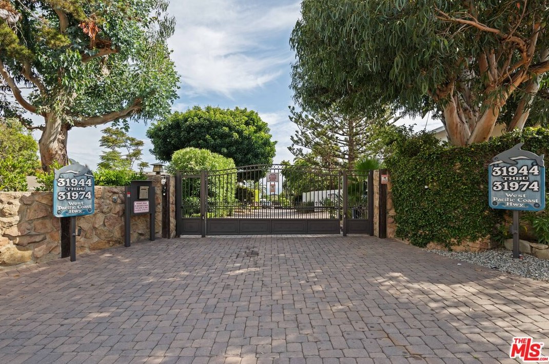 31974 Pacific Coast Hwy, Malibu CA  90265-2506 exterior
