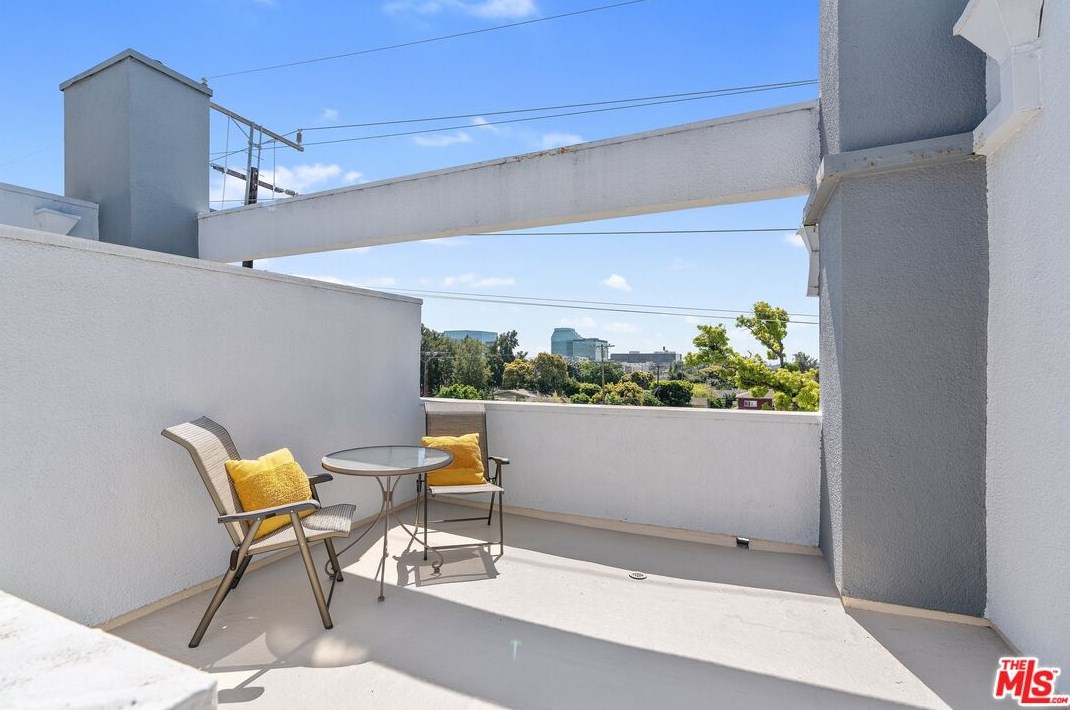 11575 Missouri Ave, Los Angeles CA  90025-5477 exterior