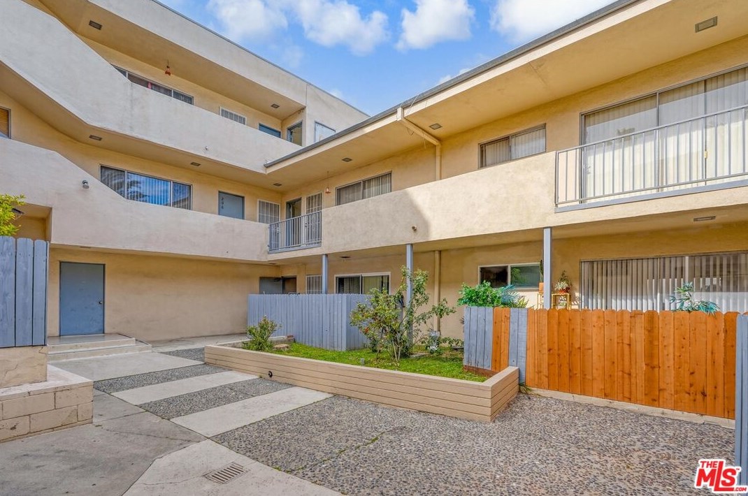 3400 Huxley St #102, Los Angeles, CA 90027