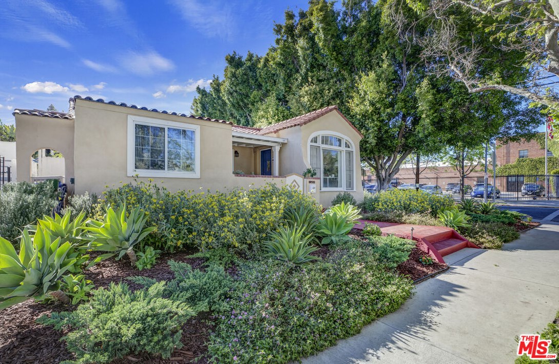 859 Mansfield Ave, Los Angeles, CA 90038-3436