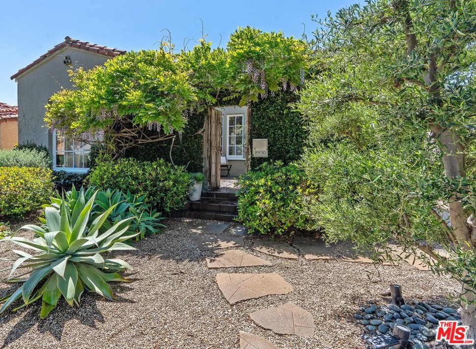 8930 25th St, Los Angeles, CA 90034-2012
