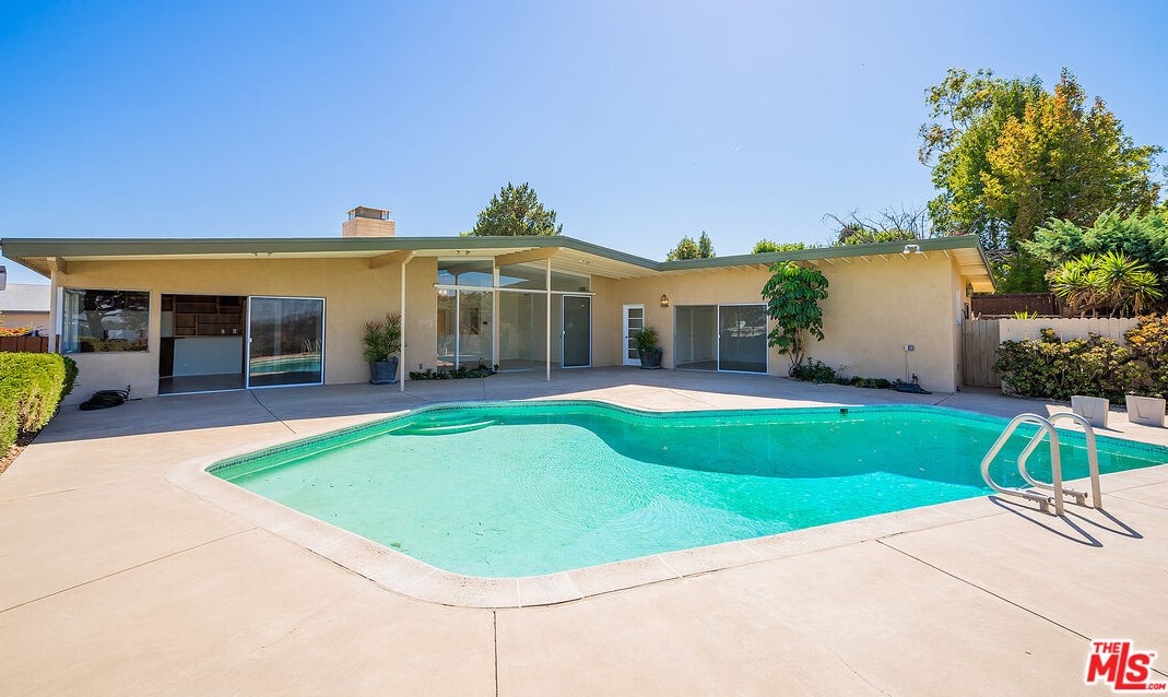 3915 Deervale Dr, Van Nuys, CA 91403