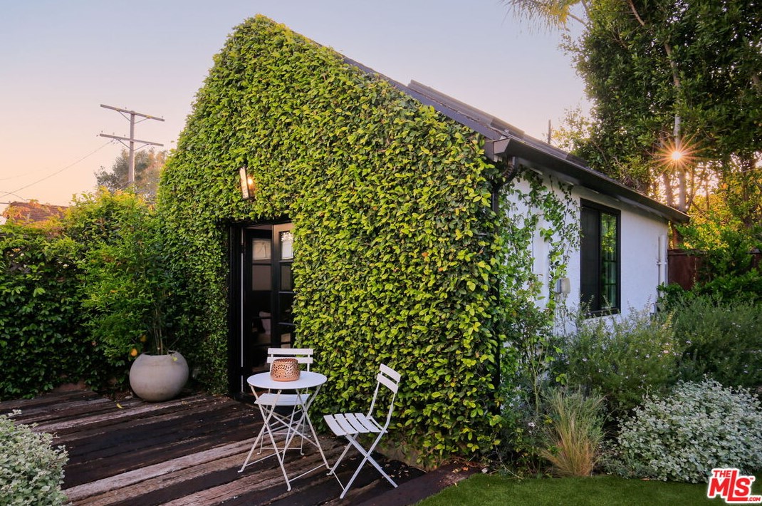 1249 Carmona Ave, Los Angeles CA  90019-2531 exterior
