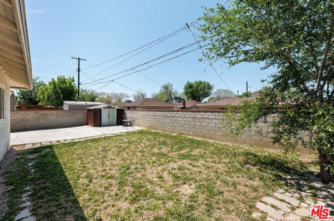 44025 Date Ave, Lancaster CA  93534-4425 exterior